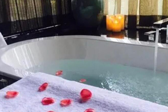 水疗池中的失重冥想：当身体学会漂浮